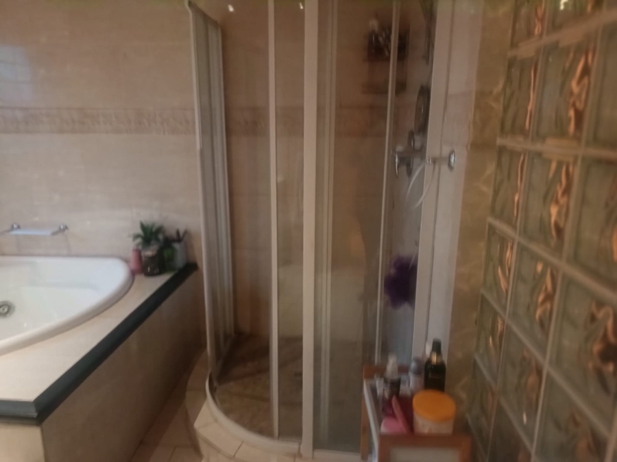 3 Bedroom Property for Sale in Roylglen Gardens Northern Cape